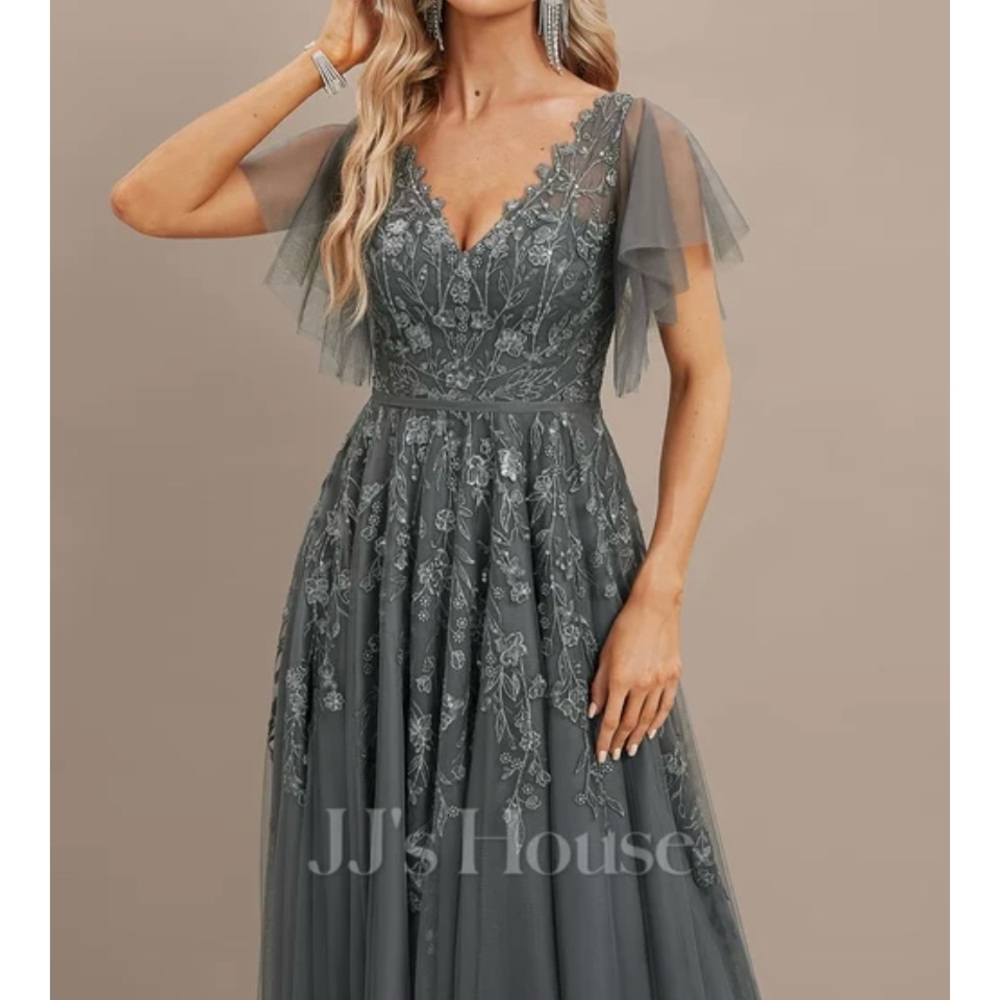 Elegant Burgundy Evening Gown 12 - Picture 3 of 7